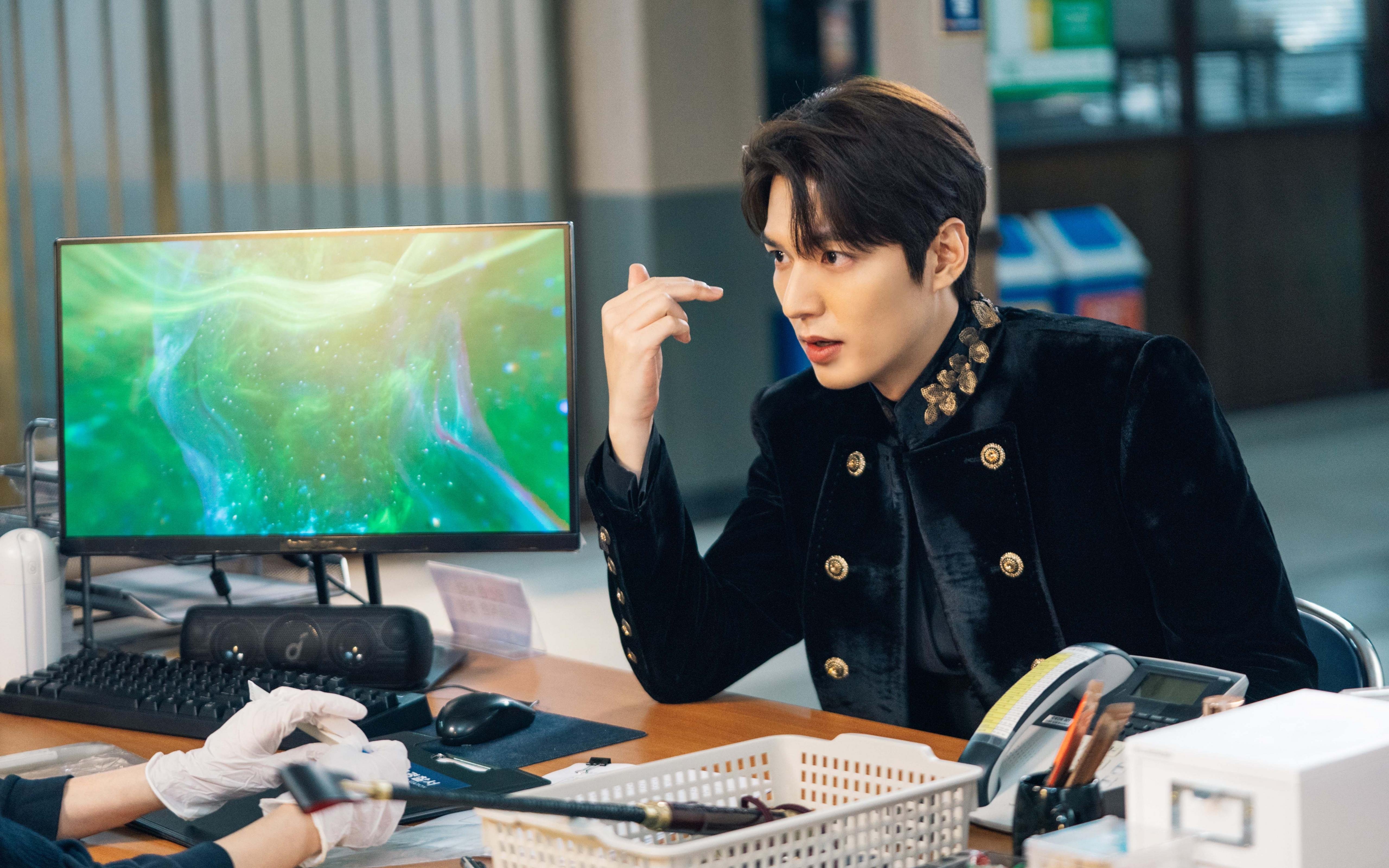 莱万爆发独揽三球，比利亚雷亚尔半场闪电战击溃荷兰豪门